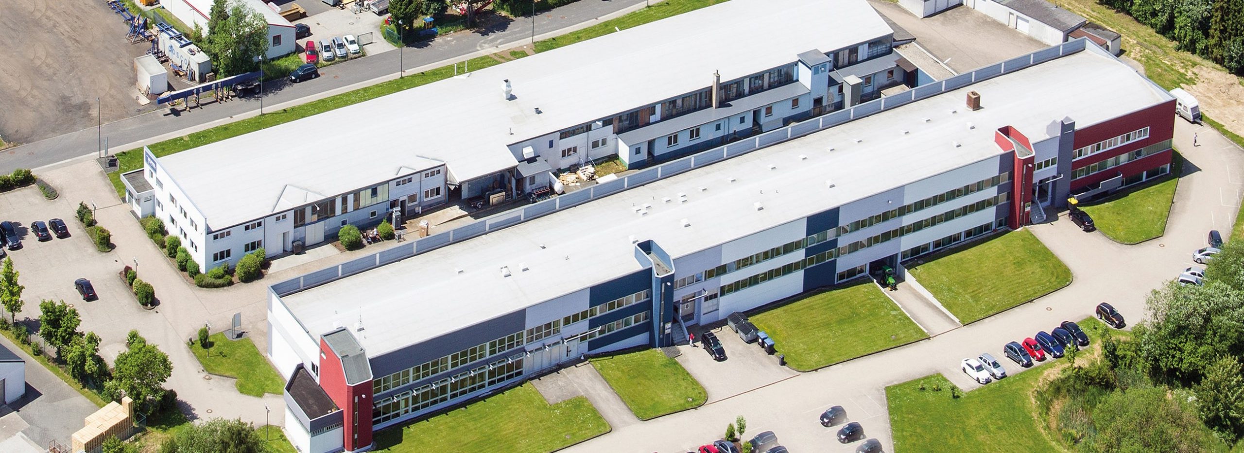 Bürogebäude von oben: Der Hauptsitz der EKONS GmbH in Halsenbach